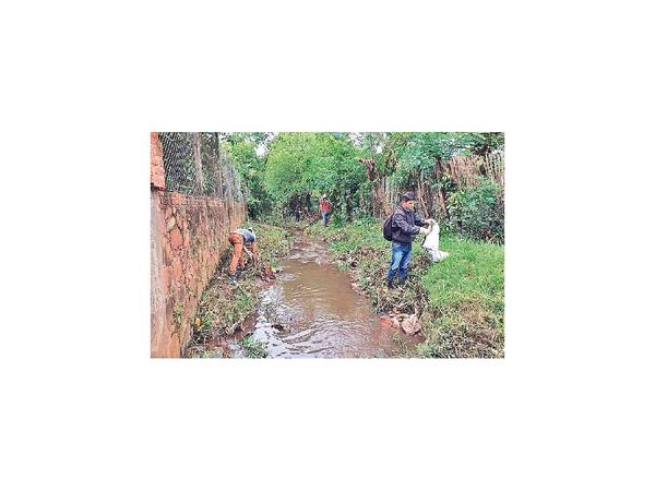 Voluntarios limpian arroyo en el Guairá