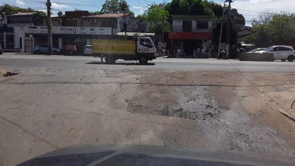 Baches en Leopardi enlentecen tránsito - Crónicas Ciudadanas - ABC Color