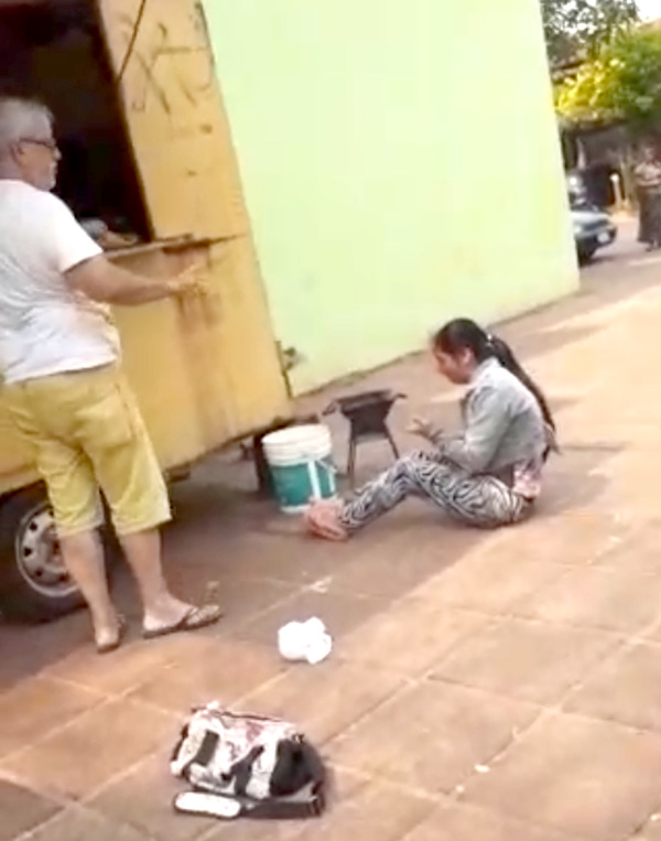 Cobarde hombre revienta a golpes a su inquilina y es filmado por vecinos