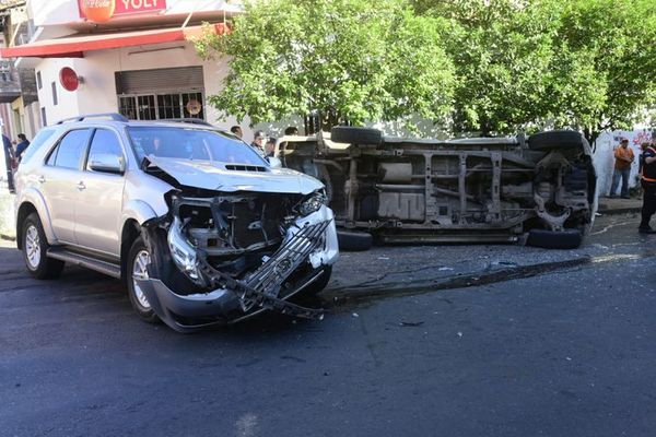 Un policía resulta herido en un accidente de tránsito - Nacionales - ABC Color