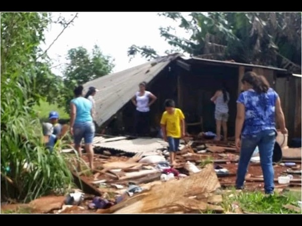 AUTOMÓVIL EMBISTE PRECARIA VIVIENDA EN CRUCE KIMEX