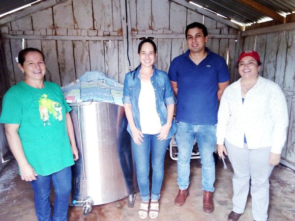 Familias productoras de leche logran comercializar de manera directa con empresa láctea | .::Agencia IP::.