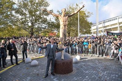 Ibrahimovic inaugura estatua suya en Malmoe - Fútbol - ABC Color