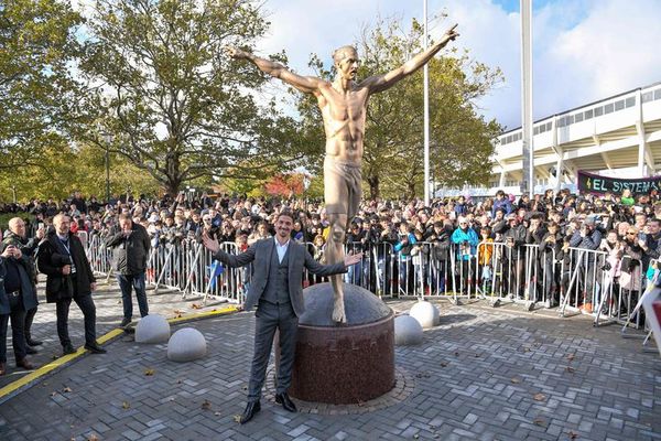 Ibrahimovic inaugura estatua suya en Malmoe - Fútbol - ABC Color