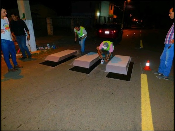 A falta de franja peatonal, jóvenes la pintan en 3D en Capiatá