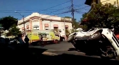 Policías sufren heridas en accidente de escolta de reclusos