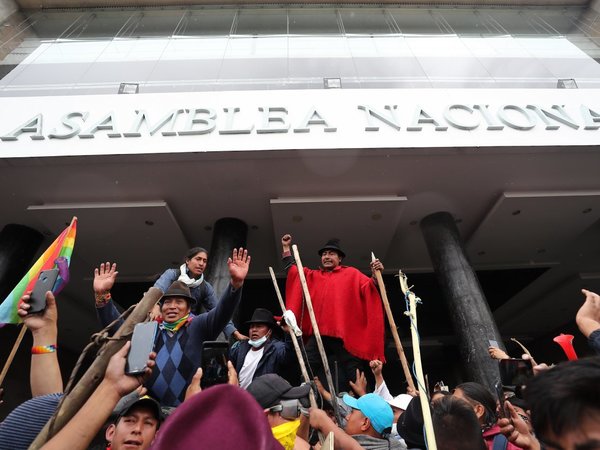 Indígenas toman el Parlamento de Ecuador al grito de "¡fuera, Moreno!"