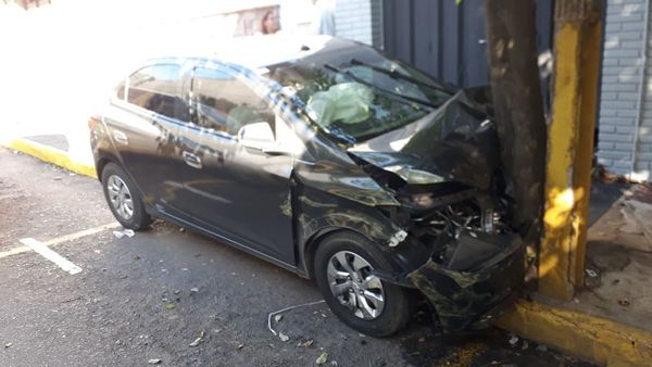 Conductor de Uber impacta rodado contra un árbol