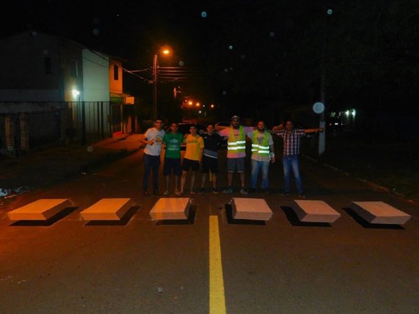Jóvenes pintaron franja 3D para reducir velocidad de conductores