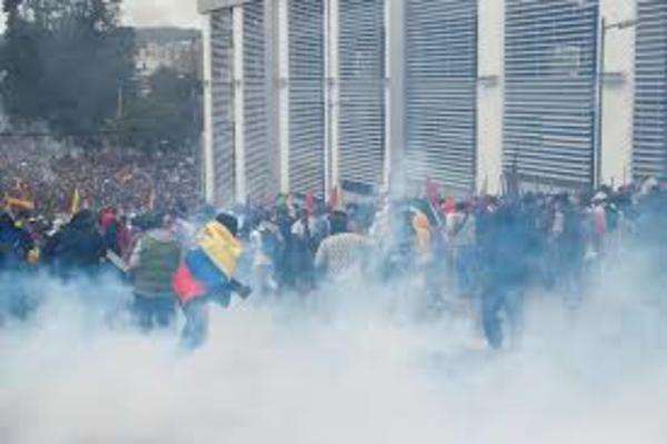 Tensión en Ecuador: manifestantes intentan tomar la Asamblea Nacional » Ñanduti