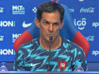 Presentación de Victor de Bernay como nuevo DT del Ciclón
