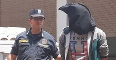 Estaba meando y dos ladrones lo asaltaron