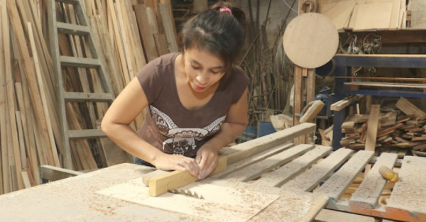 La carpintera con un  “corazón” de madera