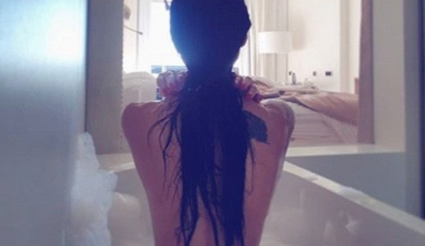 Ana Ríos, sin nada en la bañera