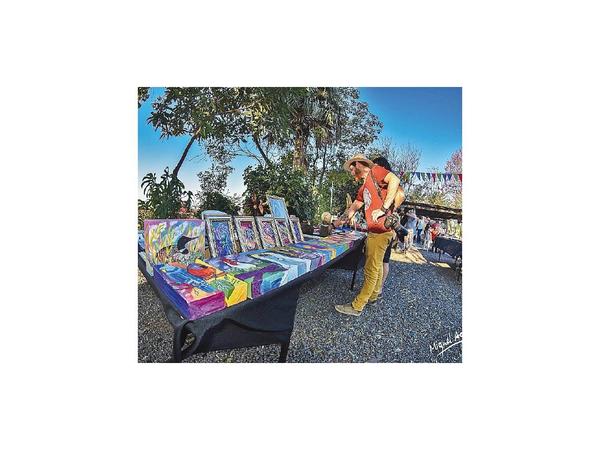Exposición de arte, música y danza en terraza del centro