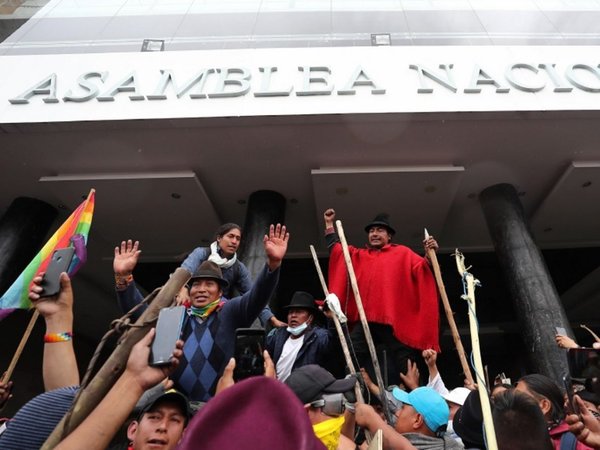 Ocupan  Legislativo en Ecuador  y piden la salida de Moreno