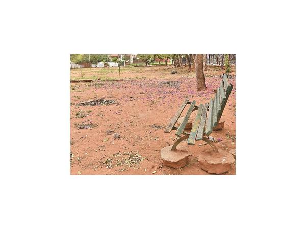 Plazas de Republicano están destruidas y urgen reparación