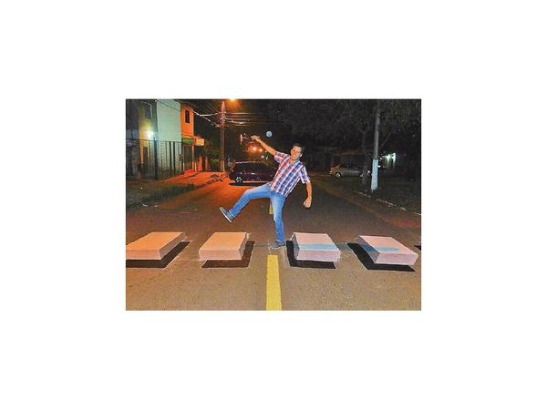 Señalética: Jóvenes pintan en 3D franja peatonal de Capiatá