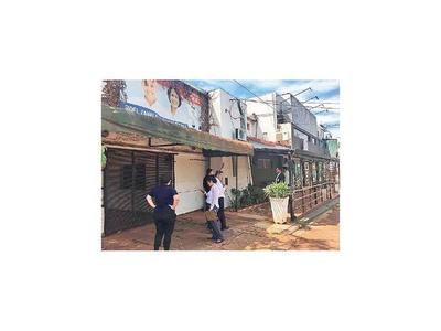 Municipalidad notifica a concejala   para desocupar vereda