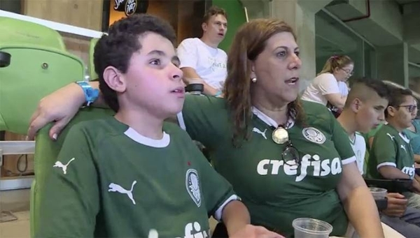 HOY / La emocionante historia de una madre que narra los partidos a su hijo ciego