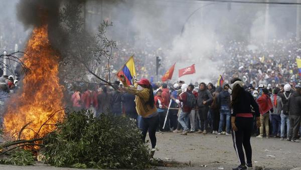 MUNDO | Ecuador decreta un toque de queda después de que los manifestantes ocuparan el Parlamento