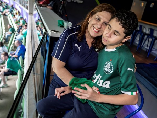 La emocionante historia de una madre que narra los partidos a su hijo ciego