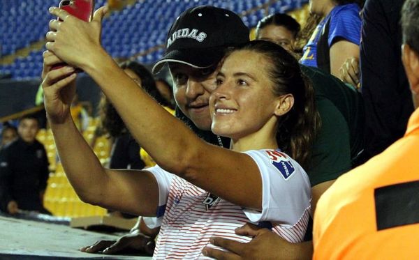 Un hincha mexicano le tocó un seno a una futbolista del equipo Houston Dash