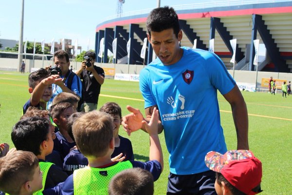 La bienvenida de Dos Santos a un amigo de toda la vida