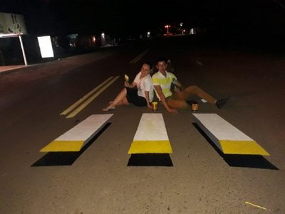 En Independencia imitan a capiateños y pintan franja peatonal en 3D