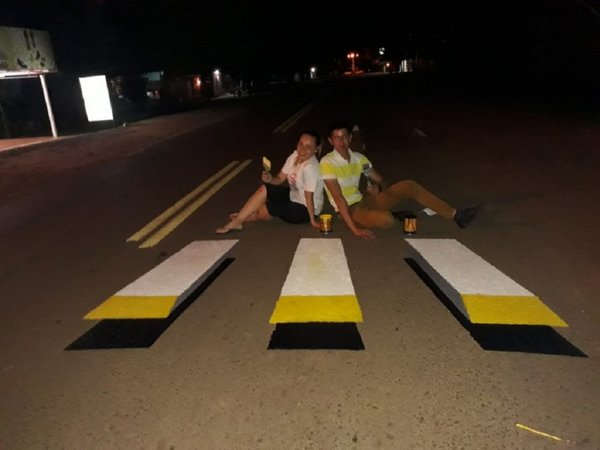En Independencia imitan a capiateños y pintan franja peatonal en 3D