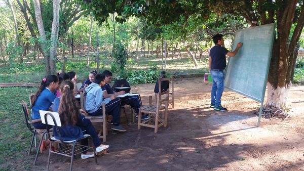 Alumnos terminarán otro año escolar bajo árboles