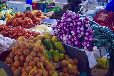 Feria de CDE con productos frescos