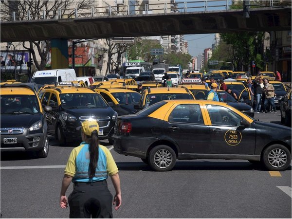 Taxistas cortan el centro de Buenos Aires en rechazo de Uber
