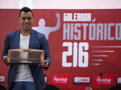 Paredes recibe homenaje del fútbol chileno como máximo goleador histórico