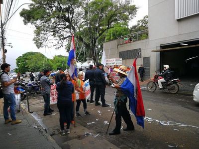 Escrachadores convocan a la ciudadanía frente al Congreso por ‘blanqueo’ a Rivas, Quintana y Portillo  - Periodísticamente - ABC Color