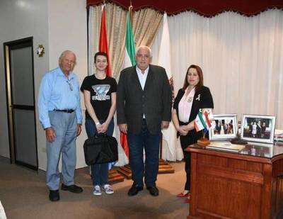 LA JOVEN NATASHA HRYCAN RECIBIÓ UNA COMPUTADORA DEL GOBERNADOR DE ITAPÚA