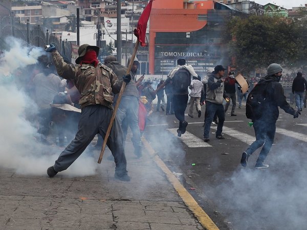 Sindicatos y estudiantes sitian el centro de Quito contra "paquetazo"