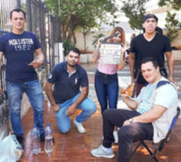 Actor es atacado a balazos por agente policial - Paraguay.com