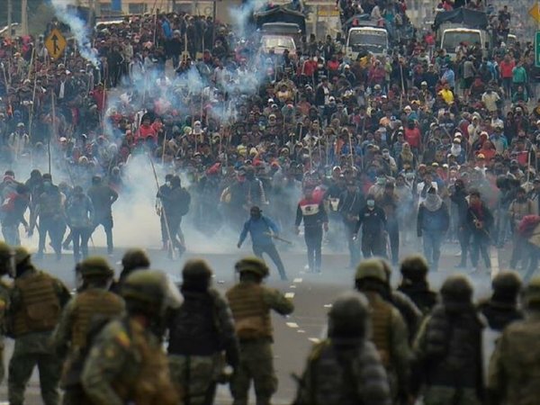 Se reanudan duros enfrentamientos en centro de Quito