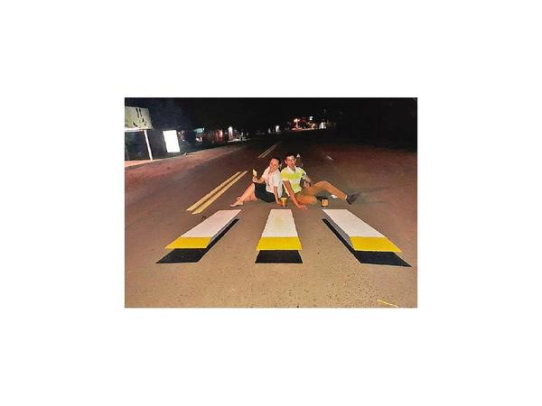 Guairá: Jóvenes pintan peatonal en 3D