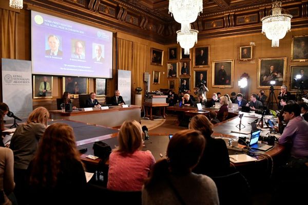 Premio Nobel de Química a tres investigadores, uno de 97 años