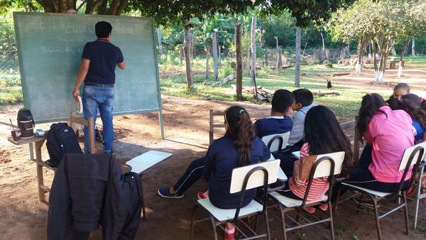 San Pedro: 30 alumnos terminarán año dando clases bajo árboles