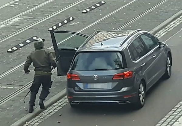Hombre ataca sinagoga alemana: dos muertos