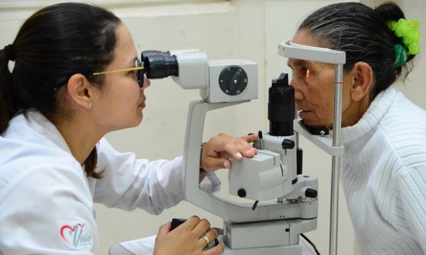 Evalúan a pacientes para cirugías de cataratas