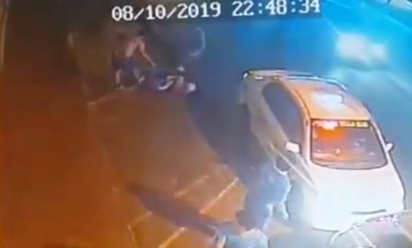 Patadas en la cabeza: nueva agresión de taxistas a conductor de Uber