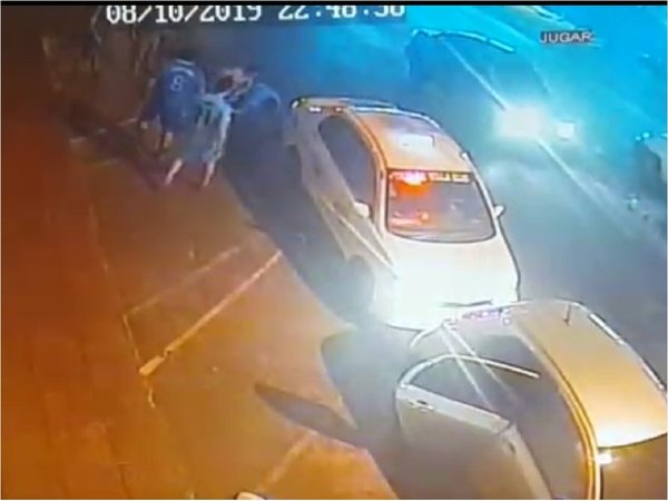 Violenta agresión de taxistas a conductor de Uber en Villa Elisa