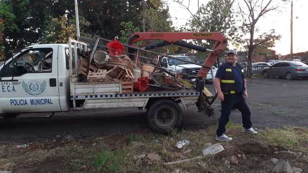 Cuidacoches en la mira: PMT retira cajas 'señalizadoras' de estacionamiento