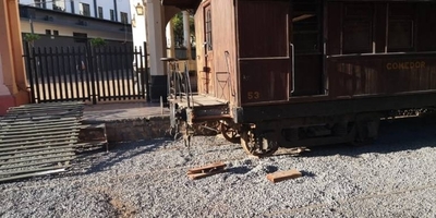 HOY / Vehículo ingresó a estación y destrozó rampa del ferrocarril