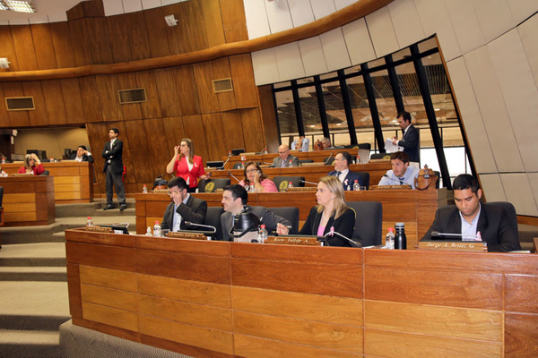 Diputados blanquean a tres de sus miembros