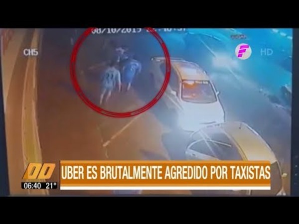 Taxistas agreden brutalmente a conductor de Uber